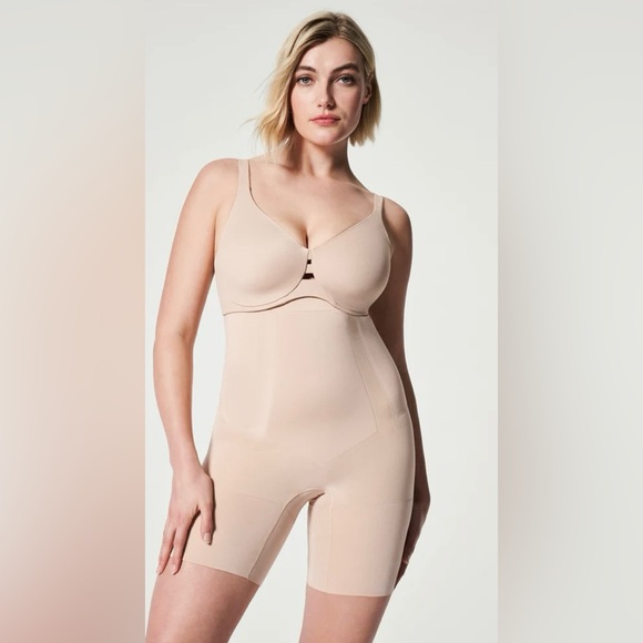 SPANX OnCore Sculpting High-Waisted Mid-Thigh Short - Picture 3 of 8